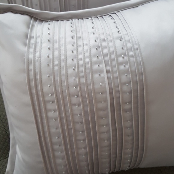 3 pillows - Picture 2 of 4